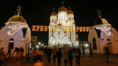Ruski vernici posle večernje Uskršnje liturgije