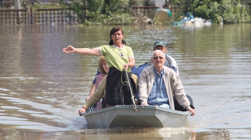 Više od 200 spasilačkih timova iz inostranstva  angažovano je na poplavljenim područjima