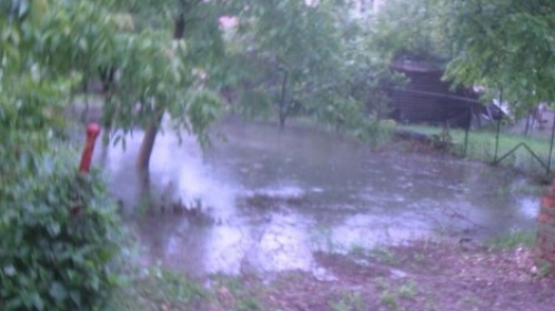 Kiša je padala sat vremena što je bilo dovoljno da se dvorište poplavi
