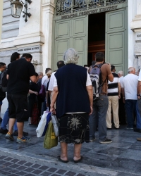 Grčka red ispred banke