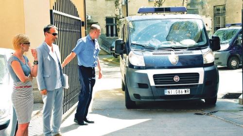 Ajković maricom dovezen u sud, gde ga  je čekao advokat