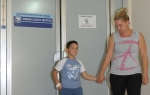 Tijana Šukić izvodi sinčića iz bolnice