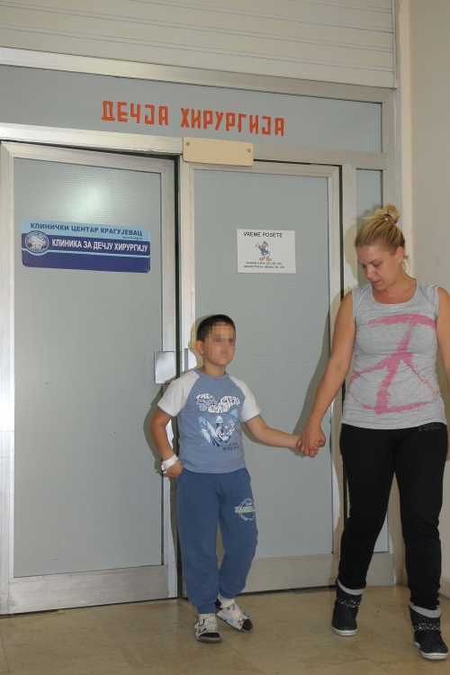 Tijana Šukić izvodi sinčića iz bolnice