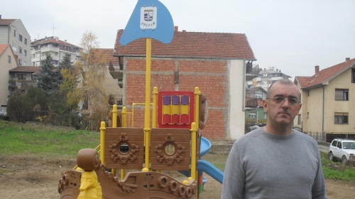 Dragan Dobrašinović ispred igralista koje je placeno oko 25.000 evra
