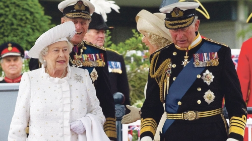 Ona je na vlasti od 1952. godine,  a on već 65  godina čeka na tron: Kraljica  Elizabeta Druga i princ Čarls