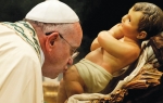 Papa ljubi statuu  bebe Isusa uoči  dočeka Nove  godine