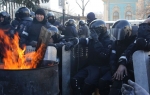 Demonstranti su  juče u Kijevu pucali  na policiju, koja nije  uzvratila vatru