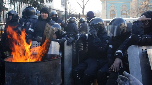 Demonstranti su  juče u Kijevu pucali  na policiju, koja nije  uzvratila vatru