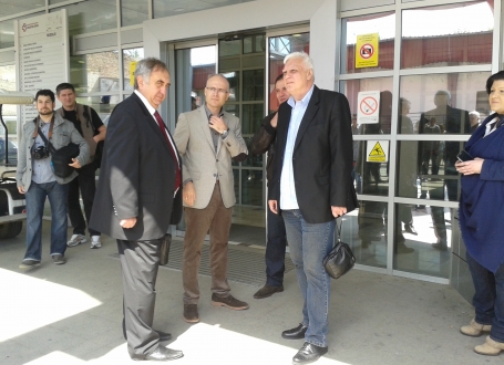 Gradonačelnik Novog Sada Miloš Vučević i načelnik Policijske uprave Novi Sad Stevan Krstić posetili su povređenog policajca Ivan