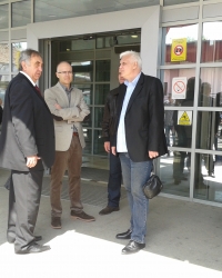 Gradonačelnik Novog Sada Miloš Vučević i načelnik Policijske uprave Novi Sad Stevan Krstić posetili su povređenog policajca Ivan