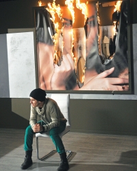 Scenografija je napravljena specijalno za spot, da bi  je na kraju  zapalili