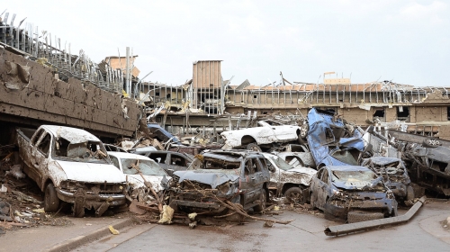 Na stotine automobila je uništeno u nepogodi