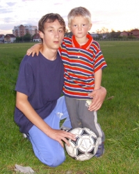 Nenad (14) i Aleksa (3) sanjaju svoju sobu u kojoj više nema ničega