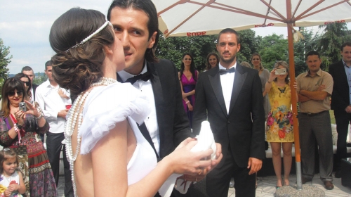 Na  svadbi Nikole  Vujadinovića  Viktor je sve  vreme lumpovao,  čak se i latio  mikrofona