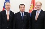 Premijer sa američkim ambasadorom Kirbijem  i Džonatanom Murom