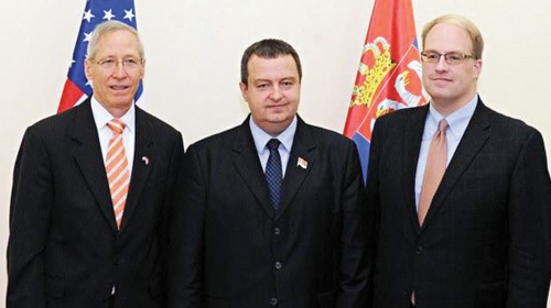 Premijer sa američkim ambasadorom Kirbijem  i Džonatanom Murom