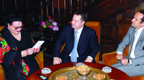Jovanka sa Ivicom Dačićem i Rasimom Ljajićem prilikom dodele novih dokumenata 2009. godine