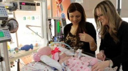 Odrina majka, Ešli, presrećna zbog uspešne operacije
