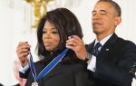 Obama uručuje  Opri medalju