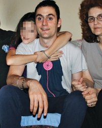 Povređeni Stefan sa ocem i majkom posle  izlaska iz kome