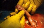 Bebica posegnula za prstom svog spasitelja