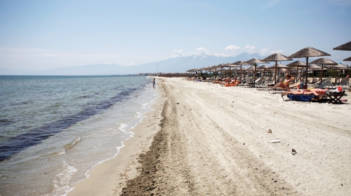 Obalom Halkidikija se smenjuju  ribarska sela, živopisne uvale,  turistički kompleksi i popularne  ili potpuno puste plaže...