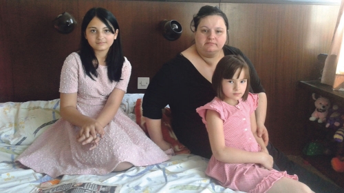 Marijana Nenadić  evakuisana je iz Obrenovca sa  ćerkama Jovanom (14) i Lenom (9)