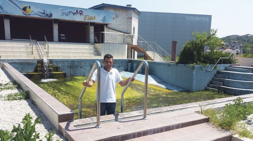 Radnik Pavle Milić pokazuje bazen u  kojem su se nekada  kupali Đorđević i  Divac