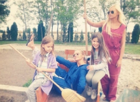 Nataša i Kristina Bekvalac sa ćerkama