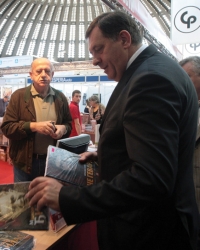 Raznovrsno  štivo nosi iz  Beograda: Milorad Dodik u šopingu na Sajmu knjiga