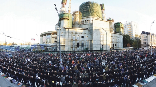 Molitva ispred džamije u izgradnji u Moskvi!