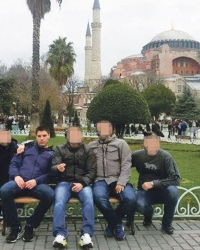 Kobna poseta  Istanbulu: Marko  Ivković sa drugarima  ispred Aja Sofije