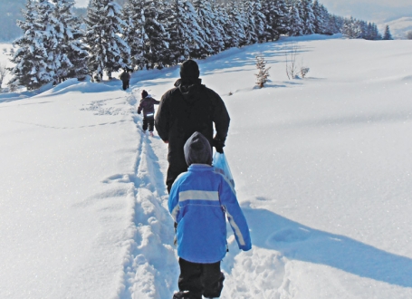 Mališani pešače po tri-četiri sata kroz sneg i šumu. Kreću u zoru, a vraćaju se noću