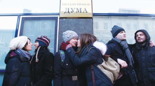 Protest gejeva zbog  drakonskog zakona  ispred Dume