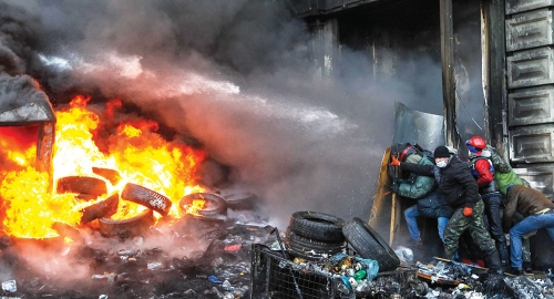 Na ulicama Kijeva  vlada ratno stanje:  Demonstranti  pale gume