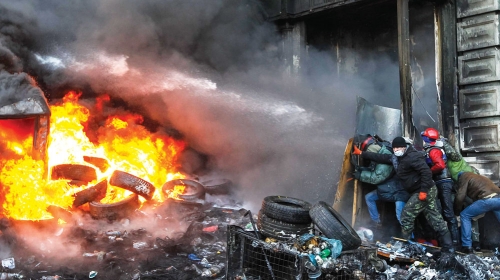 Na ulicama Kijeva  vlada ratno stanje:  Demonstranti  pale gume