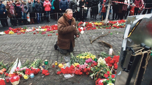 Demonstranti oplakuju  mrtve i ne nameravaju  da napuste Trg Majdan  u Kijevu