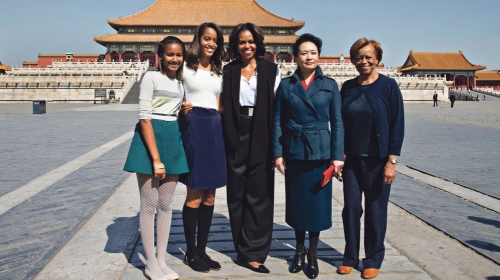Mišel Obama sa  majkom Marijen  Robinson i ćerkama  Malijom i Sašom u  sedmodnevnoj poseti Kini