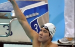 Park Tae-Hvan proslavlja medalju