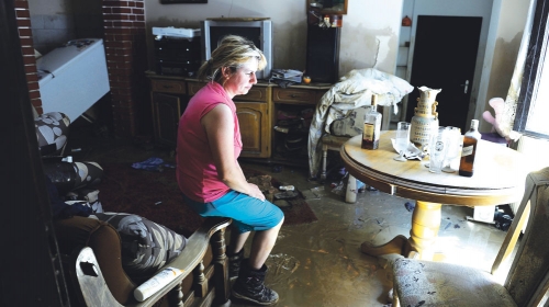 Mirjana  Dimitrijević u razorenom  domu