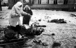 Stanovnice Lenjingrada skupljaju ostatke mrtvog konja, kako bi se prehranile tokom opsade