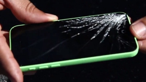 iPhone 5C je radio posle pada, ali ekran se slomio
