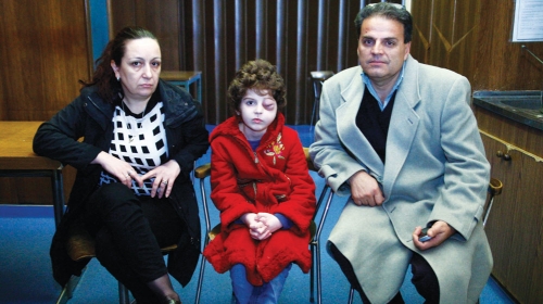 Devojčicu šalju na lečenje posle pristiska javnosti:  Anastasija sa mamom Snežanom i tatom Draganom
