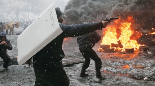 Oružje na  sve strane:  Detalj sa  protesta  u Kijevu