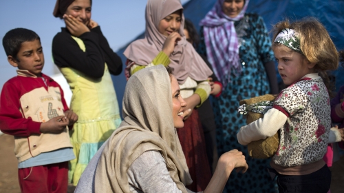 Anđelina Džoli u poseti siročićima iz Sirije / Foto: AP