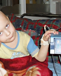 Dragan (3) boluje od retkog oblika tumora bešike