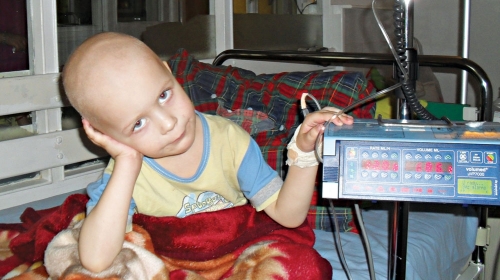 Dragan (3) boluje od retkog oblika tumora bešike
