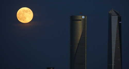 Supermesec "prošetao" svetom Foto: Reuters | Foto: 