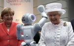 Kraljica Elizabeta Druga sa robotom
