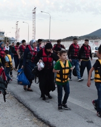 Hiljade migranata sa Lezbosa produžava dalje u kopneni deo Grčke